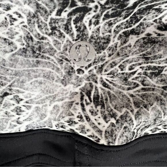 Lululemon Sweat and Repeat Crop Sz 2 Flattering Comfy Black Sterigraph Starlight - Picture 3 of 10